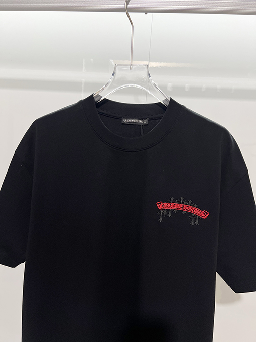 クロムハーツスーパーコピー ホースシューフラワー サンスクリット十字 パッチワーク レザー 刺繍文字ロゴ 半袖Tシャツ