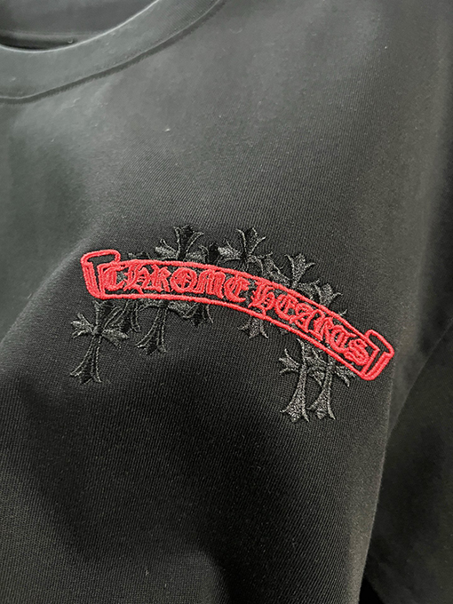 クロムハーツスーパーコピー ホースシューフラワー サンスクリット十字 パッチワーク レザー 刺繍文字ロゴ 半袖Tシャツ