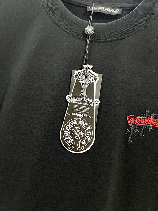 クロムハーツスーパーコピー ホースシューフラワー サンスクリット十字 パッチワーク レザー 刺繍文字ロゴ 半袖Tシャツ