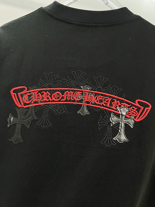 クロムハーツスーパーコピー ホースシューフラワー サンスクリット十字 パッチワーク レザー 刺繍文字ロゴ 半袖Tシャツ