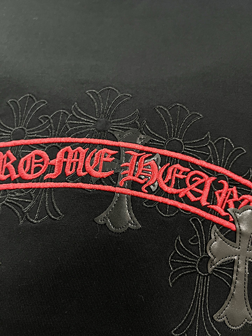 クロムハーツスーパーコピー ホースシューフラワー サンスクリット十字 パッチワーク レザー 刺繍文字ロゴ 半袖Tシャツ