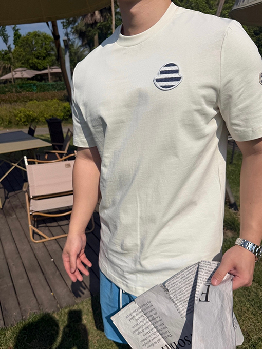 モンクレール スーパーコピーストライプロゴパッチ付き半袖Tシャツ