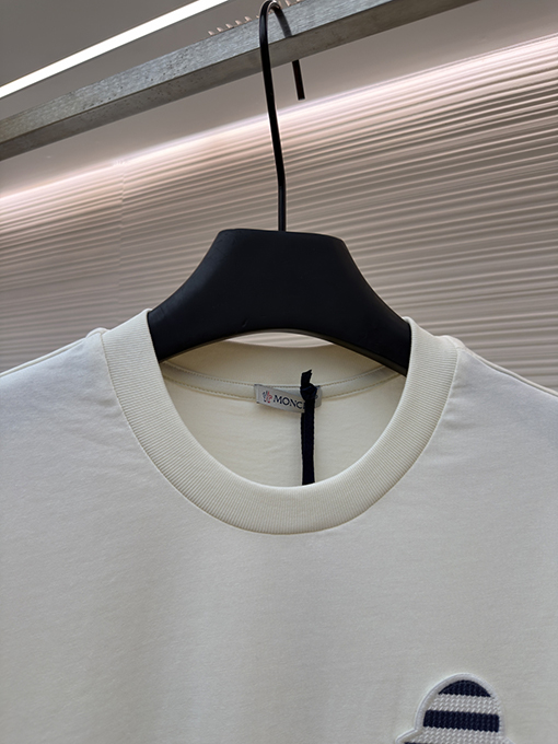 モンクレール スーパーコピーストライプロゴパッチ付き半袖Tシャツ