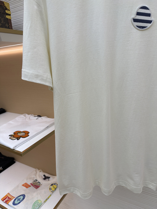 モンクレール スーパーコピーストライプロゴパッチ付き半袖Tシャツ
