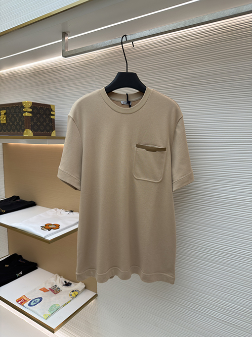 モンクレールスーパーコピー クラシックなレザートリム付きポケット付き半袖Tシャツ
