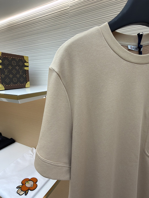 モンクレールスーパーコピー クラシックなレザートリム付きポケット付き半袖Tシャツ