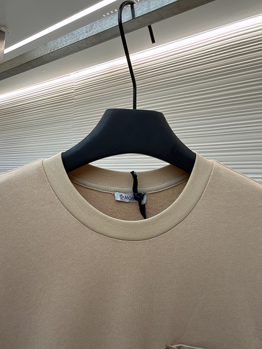 モンクレールスーパーコピー クラシックなレザートリム付きポケット付き半袖Tシャツ