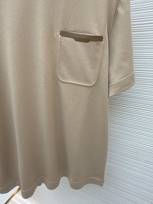 モンクレールスーパーコピー クラシックなレザートリム付きポケット付き半袖Tシャツ