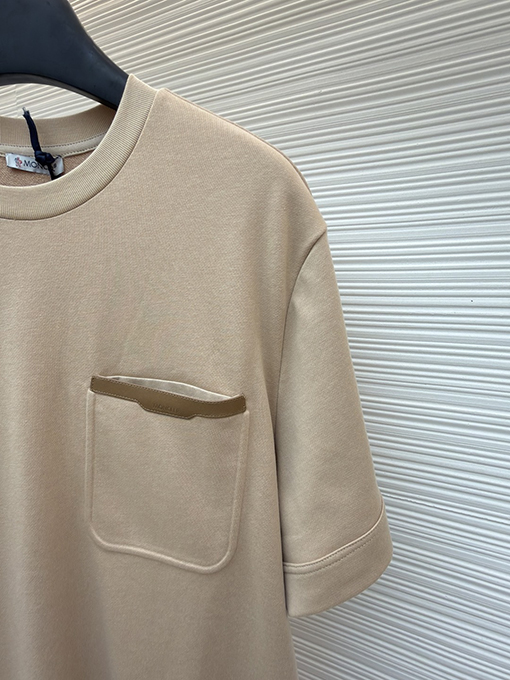 モンクレールスーパーコピー クラシックなレザートリム付きポケット付き半袖Tシャツ