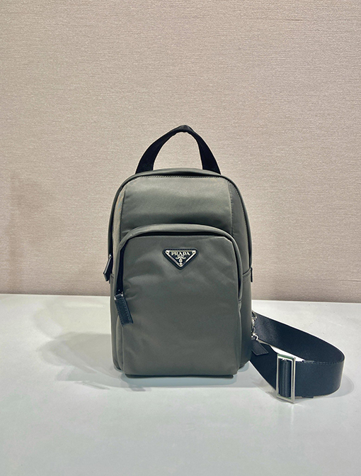 プラダ Re-Nylon 再生ナイロン製チェストバッグ