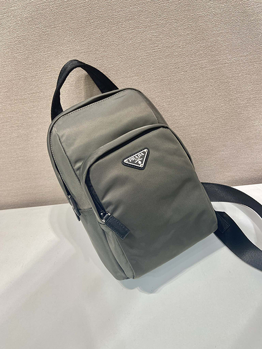 プラダ Re-Nylon 再生ナイロン製チェストバッグ
