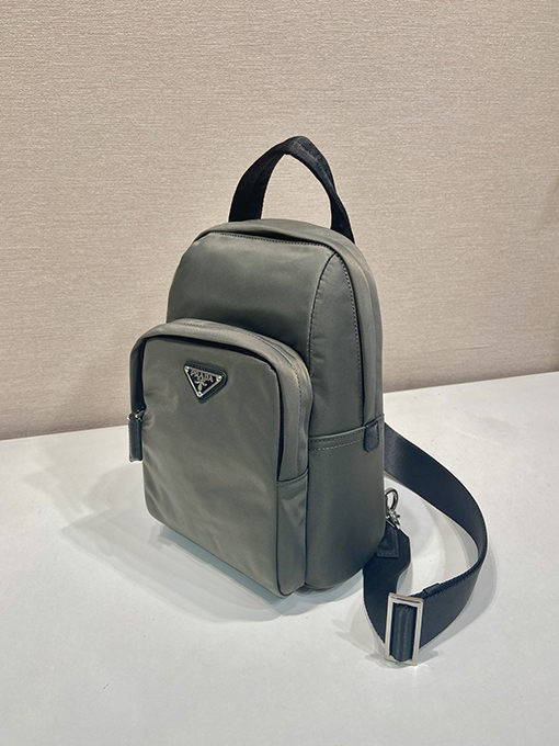 プラダ Re-Nylon 再生ナイロン製チェストバッグ