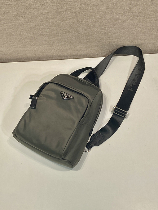 プラダ Re-Nylon 再生ナイロン製チェストバッグ