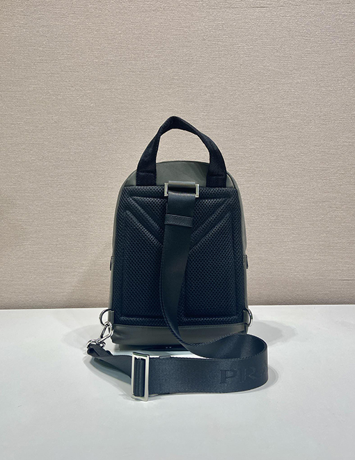 プラダ Re-Nylon 再生ナイロン製チェストバッグ