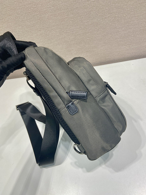 プラダ Re-Nylon 再生ナイロン製チェストバッグ