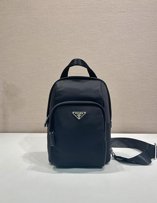 プラダ Re-Nylon 再生ナイロン製チェストバッグ