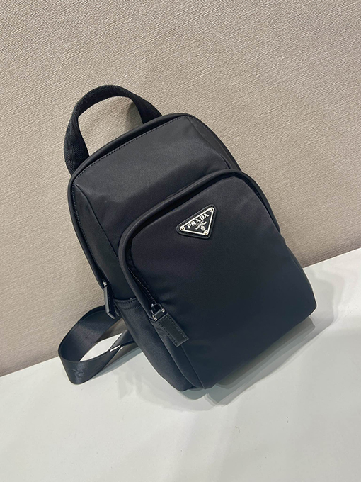 プラダ Re-Nylon 再生ナイロン製チェストバッグ