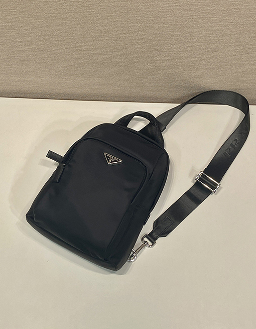 プラダ Re-Nylon 再生ナイロン製チェストバッグ