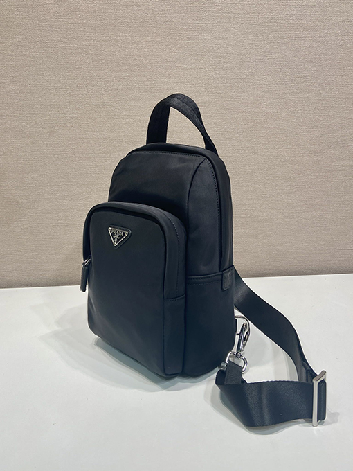 プラダ Re-Nylon 再生ナイロン製チェストバッグ