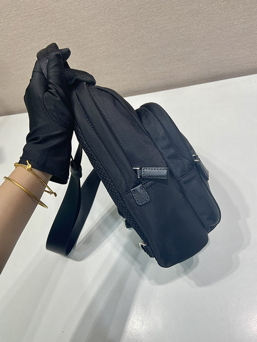 プラダ Re-Nylon 再生ナイロン製チェストバッグ