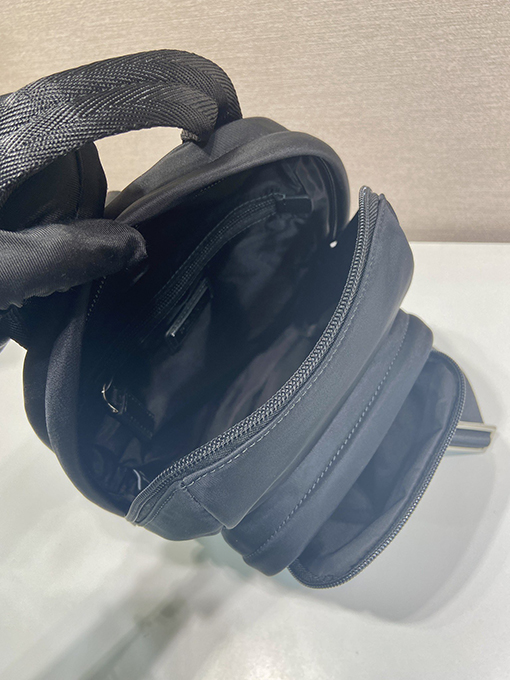プラダ Re-Nylon 再生ナイロン製チェストバッグ