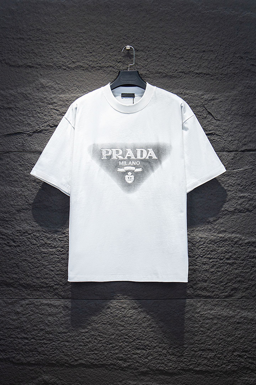 プラダスーパーコピー PRADA 刺繍ロゴ入り三角形プリント半袖Tシャツ