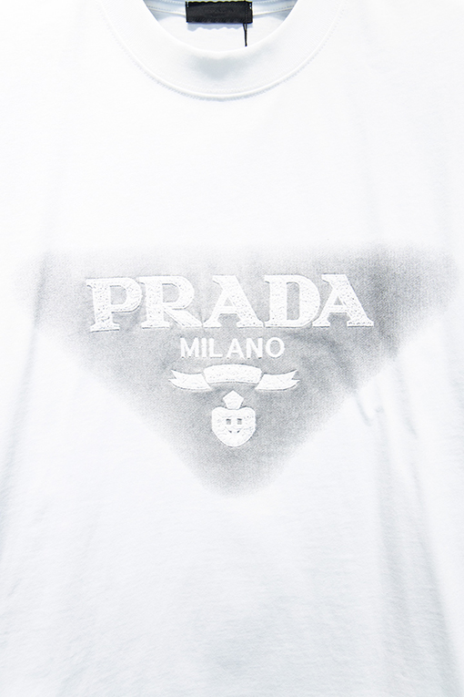 プラダスーパーコピー PRADA 刺繍ロゴ入り三角形プリント半袖Tシャツ