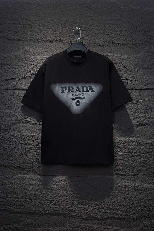 プラダスーパーコピー PRADA 刺繍ロゴ入り三角形プリント半袖Tシャツ
