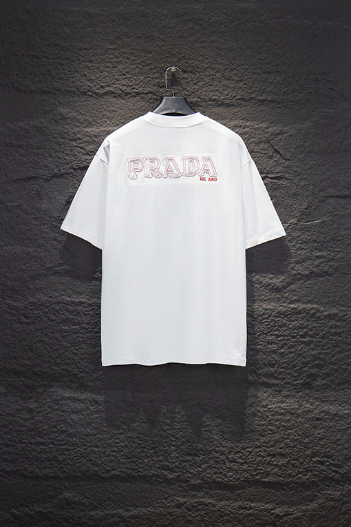 プラダ PRADA 胸元に輸入された三角形のロゴ刺繍が施された半袖Tシャツ