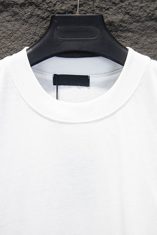 プラダ PRADA 胸元に輸入された三角形のロゴ刺繍が施された半袖Tシャツ