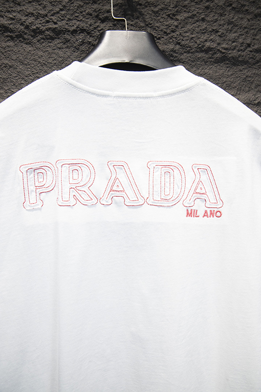 プラダ PRADA 胸元に輸入された三角形のロゴ刺繍が施された半袖Tシャツ
