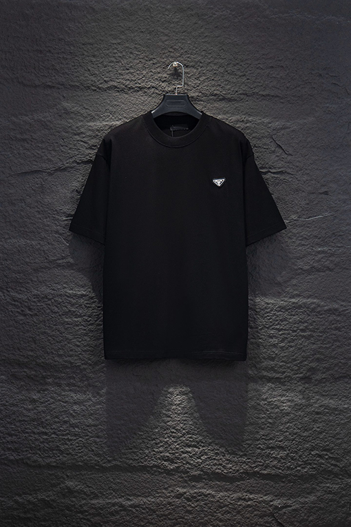 プラダ PRADA 胸元に輸入された三角形のロゴ刺繍が施された半袖Tシャツ