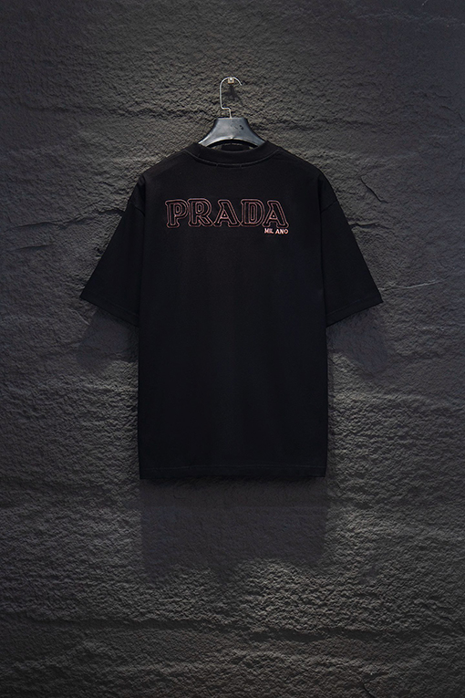 プラダ PRADA 胸元に輸入された三角形のロゴ刺繍が施された半袖Tシャツ