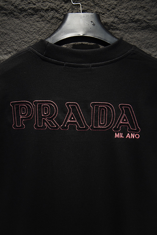 プラダ PRADA 胸元に輸入された三角形のロゴ刺繍が施された半袖Tシャツ