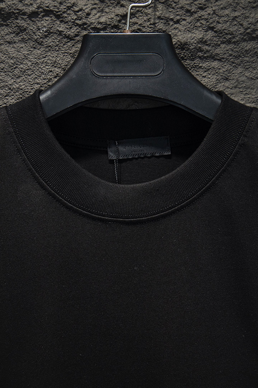 プラダ PRADA 胸元に輸入された三角形のロゴ刺繍が施された半袖Tシャツ