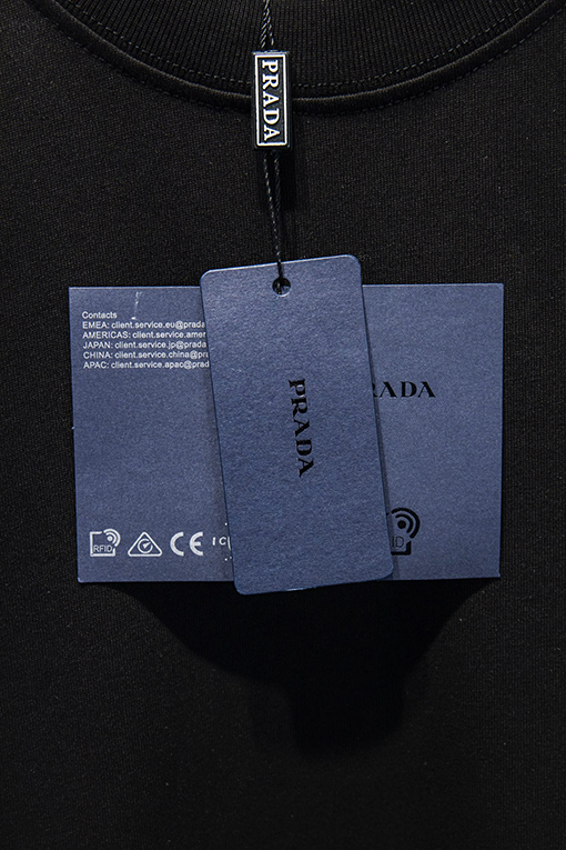 プラダ PRADA 胸元に輸入された三角形のロゴ刺繍が施された半袖Tシャツ