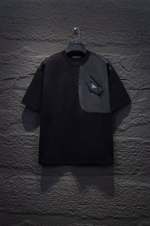 プラダスーパーコピー 前面と背面に三角形のロゴパッチワークがあしらわれた半袖Tシャツ