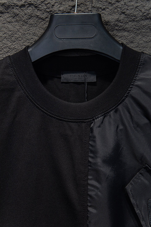 プラダスーパーコピー 前面と背面に三角形のロゴパッチワークがあしらわれた半袖Tシャツ