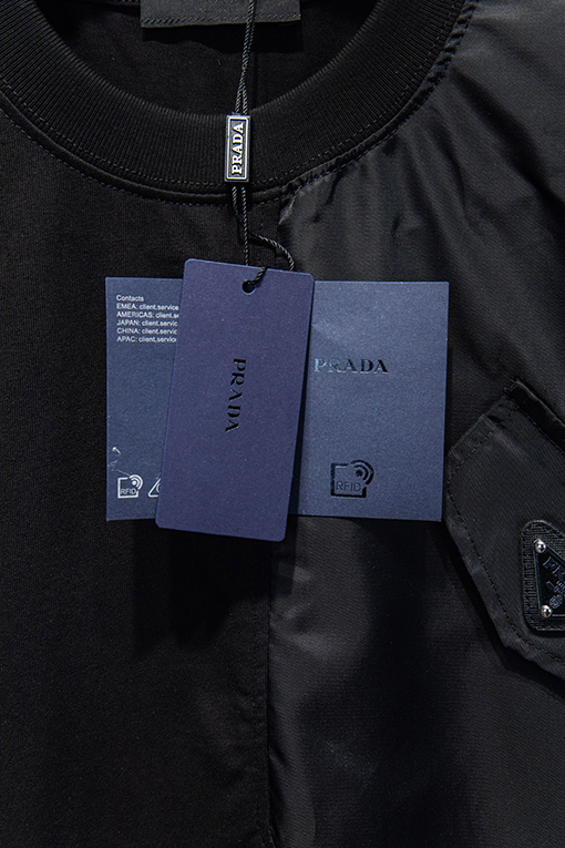 プラダスーパーコピー 前面と背面に三角形のロゴパッチワークがあしらわれた半袖Tシャツ