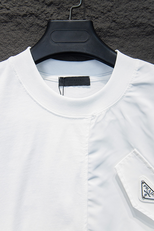 プラダスーパーコピー 前面と背面に三角形のロゴパッチワークがあしらわれた半袖Tシャツ