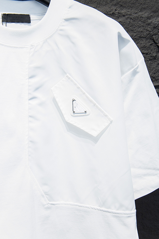 プラダスーパーコピー 前面と背面に三角形のロゴパッチワークがあしらわれた半袖Tシャツ