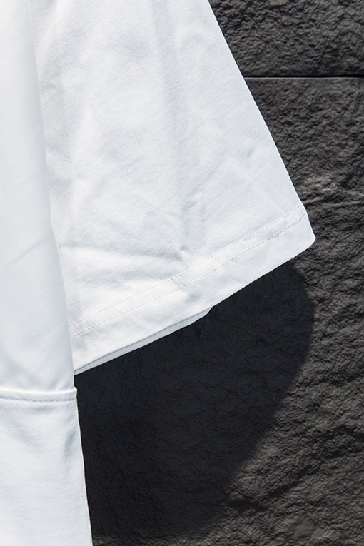 プラダスーパーコピー 前面と背面に三角形のロゴパッチワークがあしらわれた半袖Tシャツ