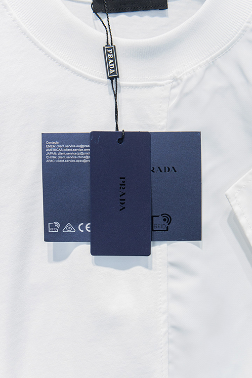 プラダスーパーコピー 前面と背面に三角形のロゴパッチワークがあしらわれた半袖Tシャツ