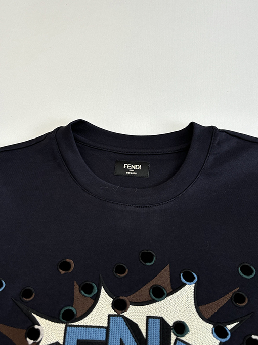 フェンディコピー FENDI 早春ホリデーコレクション パンチング刺繍入りクルーネック半袖Tシャツ