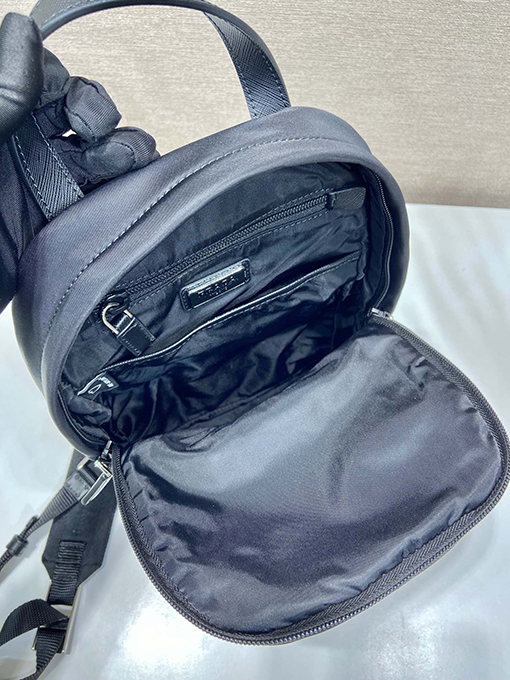プラダコピー Re-Nylon 再生ナイロン製チェストバッグ