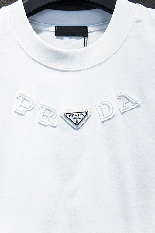 プラダ 三角形のロゴが刺繍された半袖Tシャツ