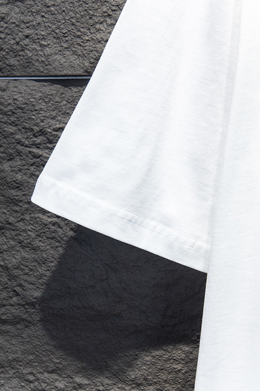 プラダ 三角形のロゴが刺繍された半袖Tシャツ