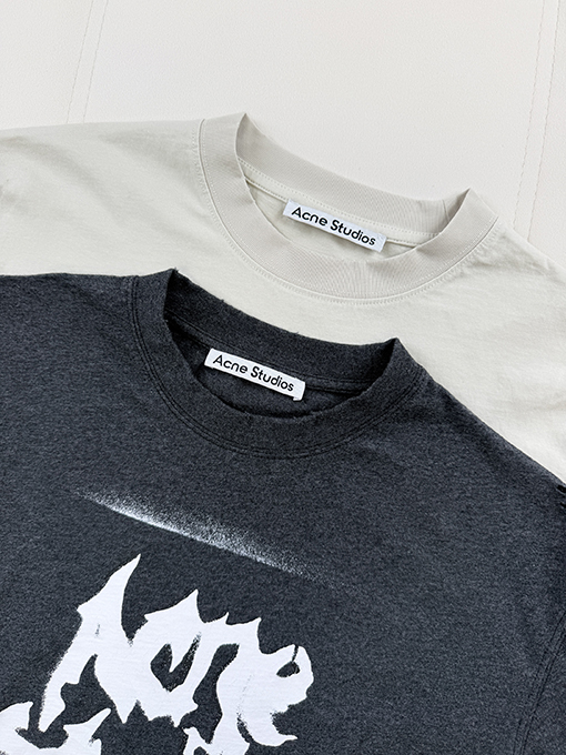 アクネストゥディオズ Acne Studios ゴシック調のダメージロゴプリント長袖シャツ
