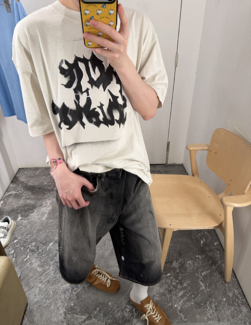 アクネストゥディオズスーパーコピー Acne Studios ゴシック調のダメージロゴプリント半袖Tシャツ