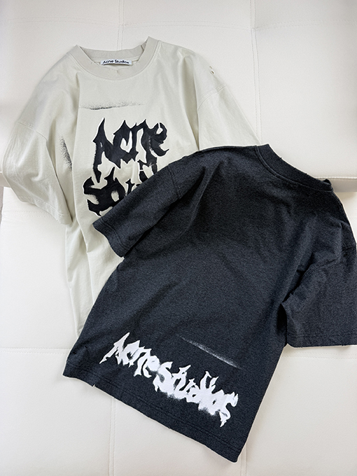 アクネストゥディオズスーパーコピー Acne Studios ゴシック調のダメージロゴプリント半袖Tシャツ